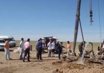 资料图片：找水现场